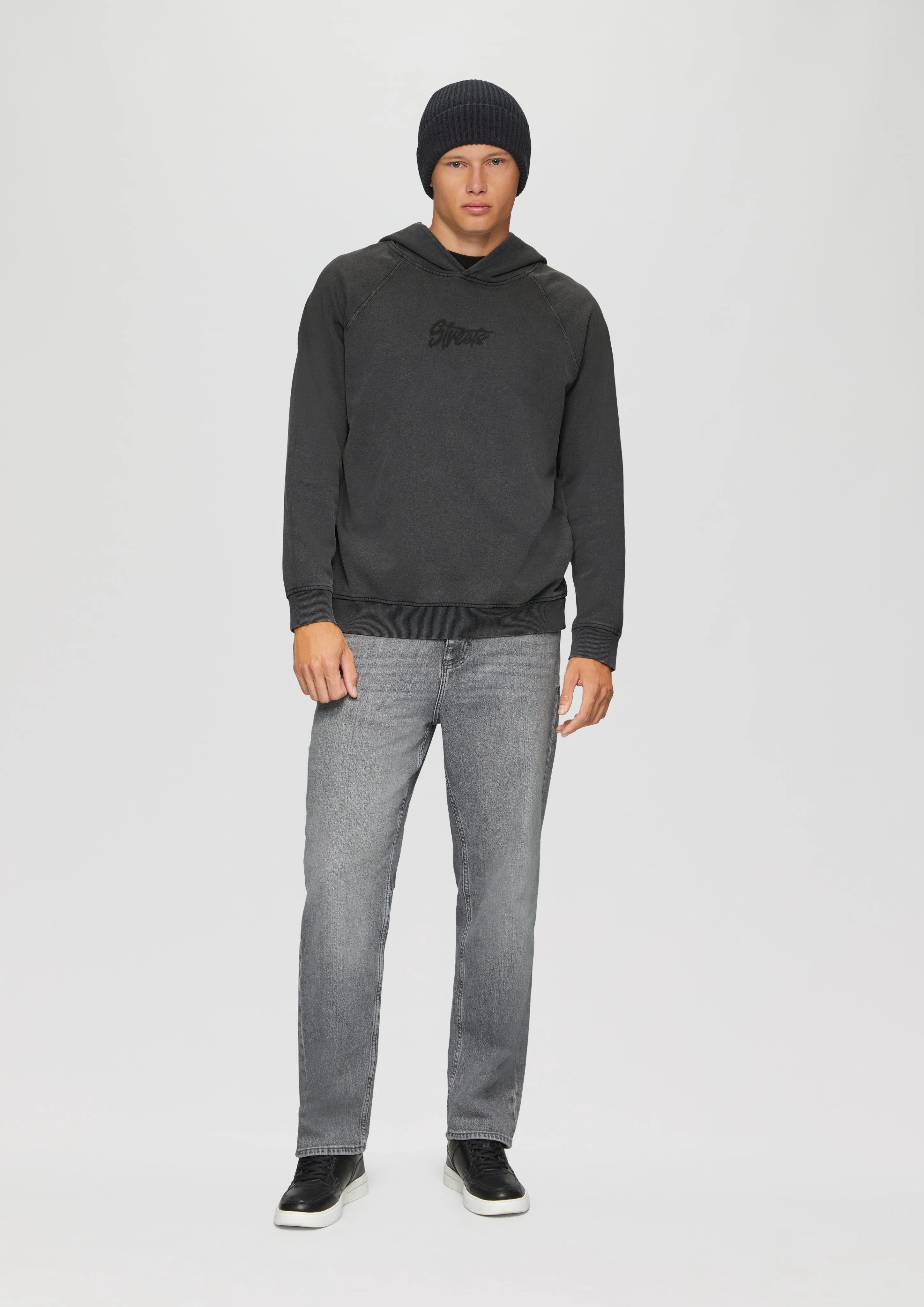 Garment-washed hoodie with a front print and cut-out