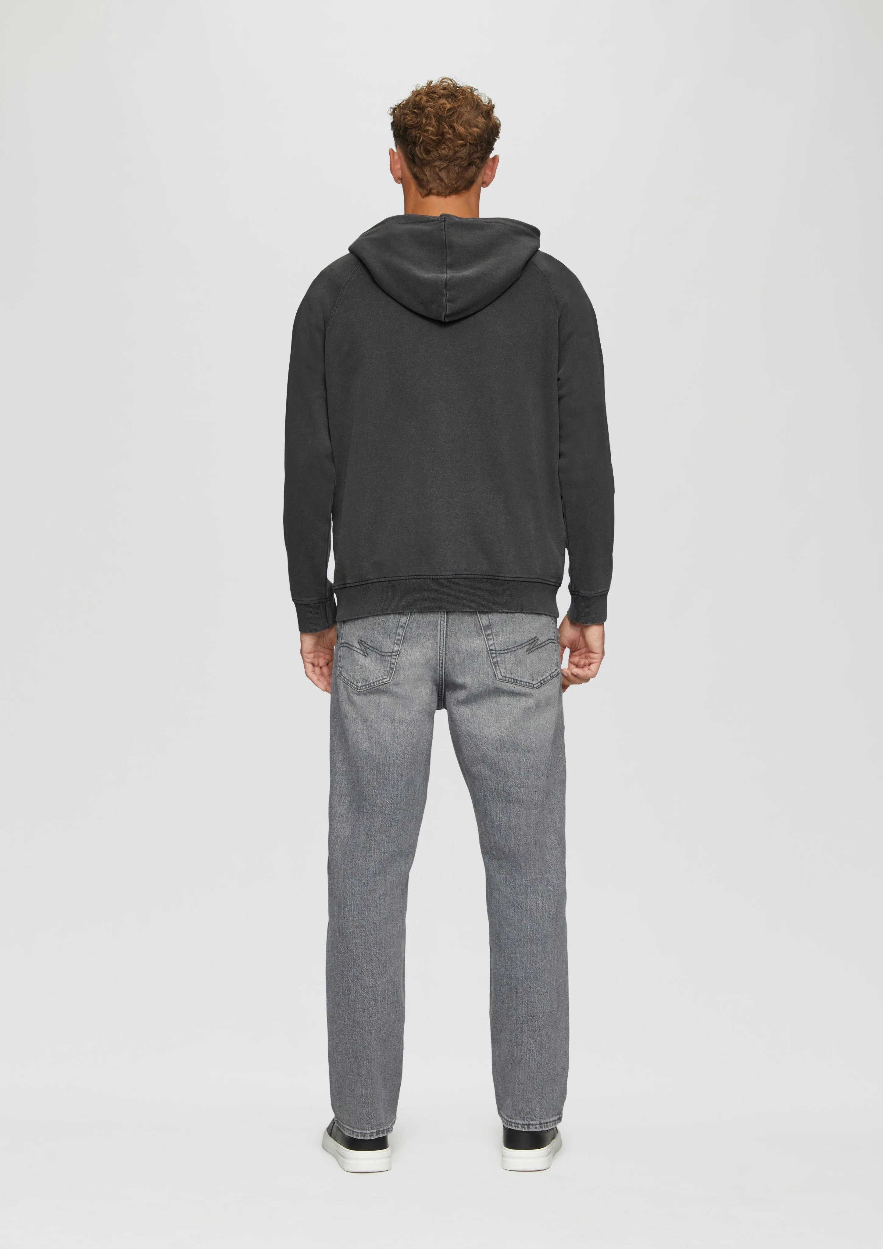 Garment-washed hoodie with a front print and cut-out