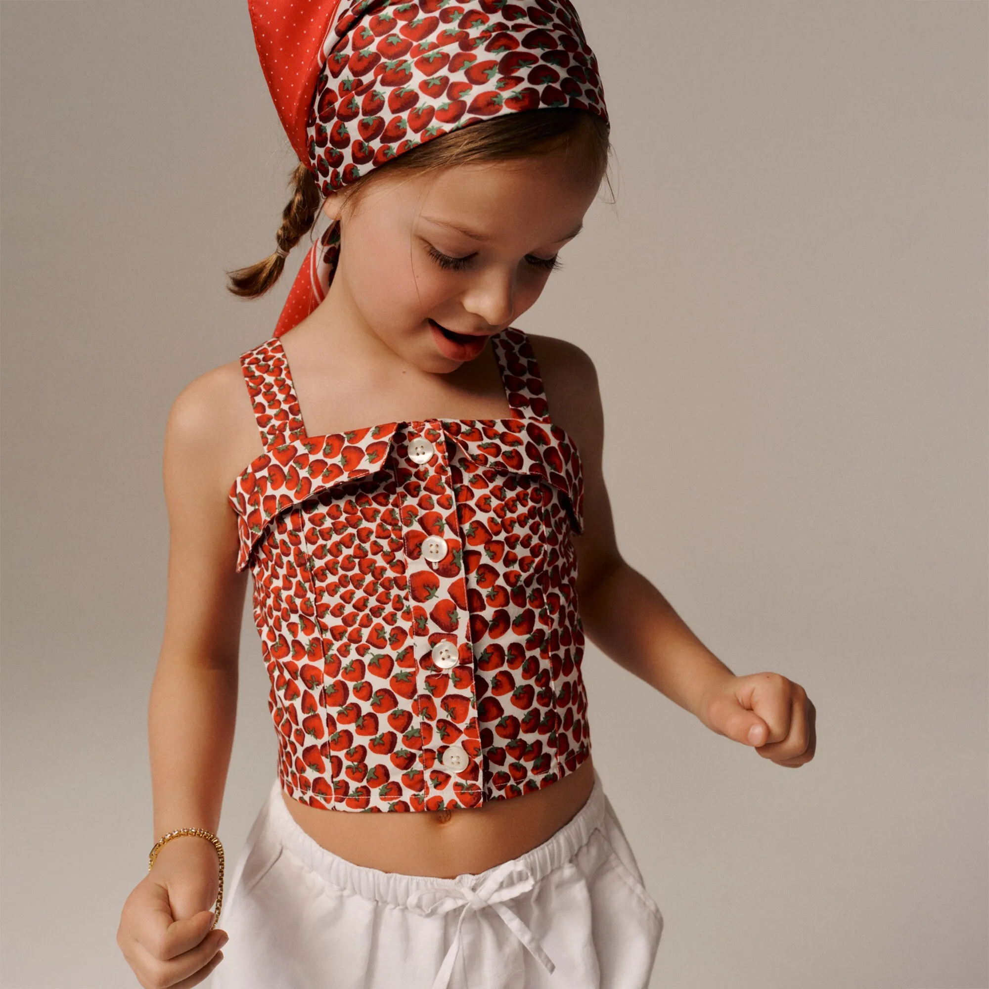 Girls' pleated romper in strawberry swirl print