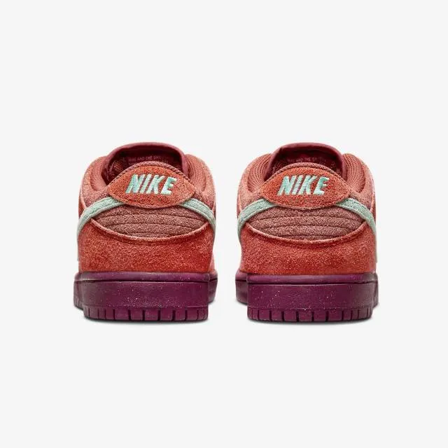 Nike Dunk Low SB (Mystic Red/ Emerald Rise/ Rugged Orang...