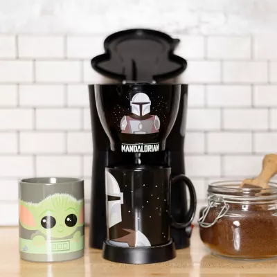 Uncanny Brands Star Wars The Mandalorian & Baby Yoda Single Cup Coffee Maker Gift Set With 2 Mugs