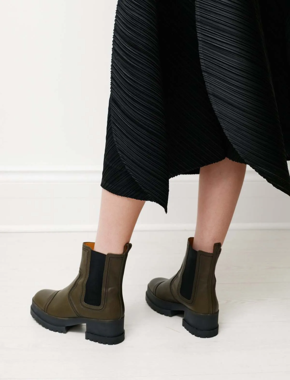 Wafa Lug Sole Chelsea Boot - Olive Green